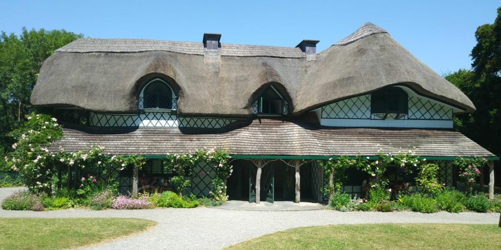 La Casa Suiza en Cahir, Condado de Tipperary, Irlanda - una joya de la arquitectura irlandesa poco conocida y una de las actividades del grupo de AlanSpeak para aprender inglés en Irlanda