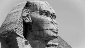 Fotografía en blanco y negro de la Esfinge de Guiza, símbolo legendario del antiguo Egipto.