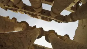 Columnas monumentales del templo de Karnak en Egipto, símbolo del poder faraónico.