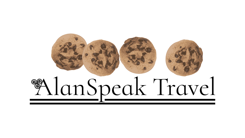 Logotipo de AlanSpeak Travel rodeado de galletas con chispas de chocolate