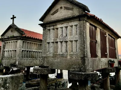 Dos hórreos gallegos tradicionales al atardecer.