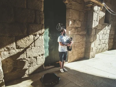 Gaitero solitario tocando en el Camino de Santiago