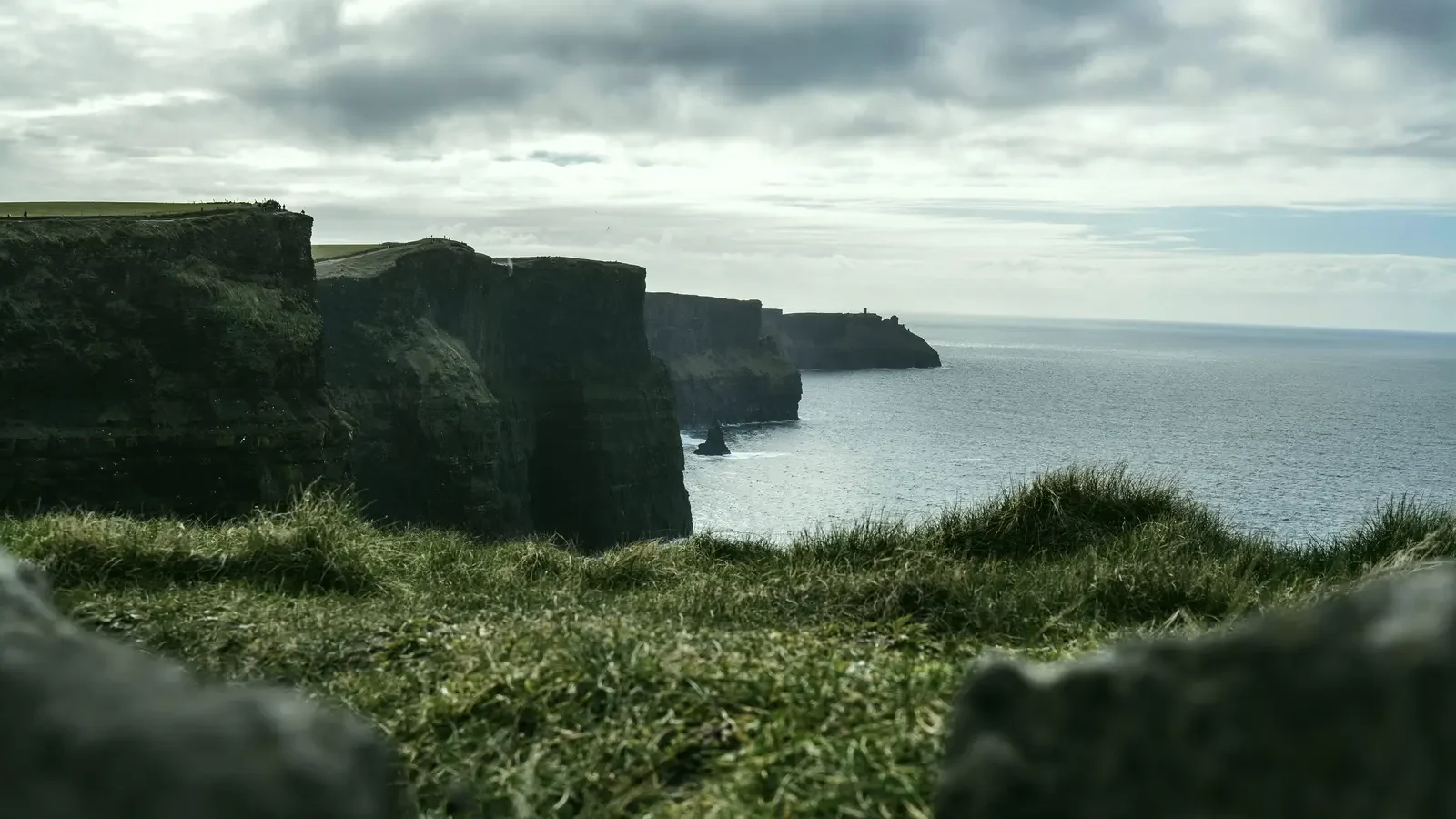 Vista de los Acantilados de Moher en un día oscuro.