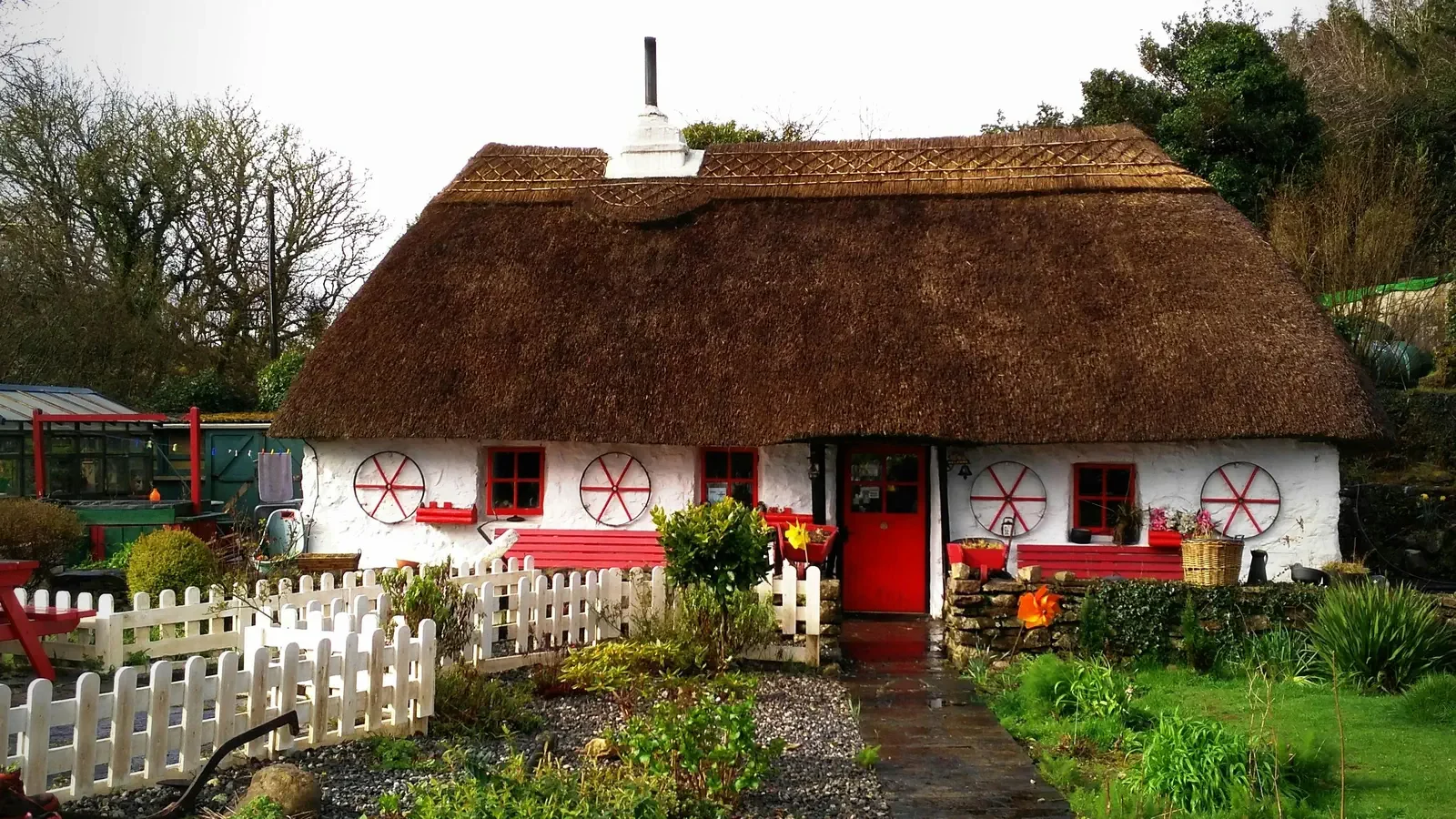 Casa irlandesa con tejado traditional de paja