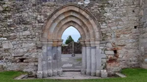 Ruinas del complejo monástico de Clonmacnoise, Condado de Offaly, vistas a través de un arco