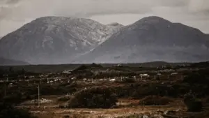 Paesaggio di Connemara con torbiere e montagne sotto cieli mutevoli nell’ovest d’Irlanda.