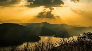 El sol se pone sobre un río en Kerala. Visto desde lo alto de las montañas.