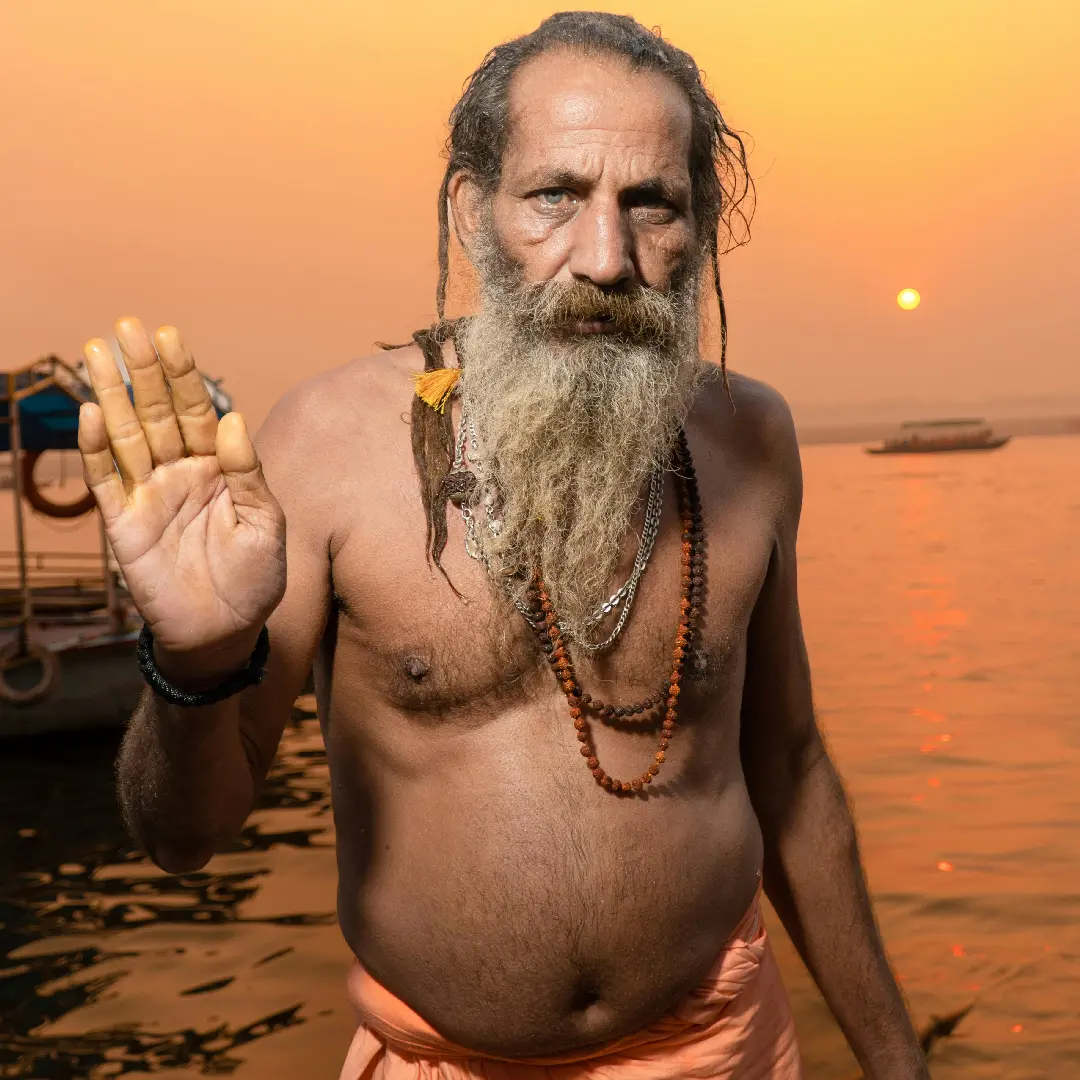 man-doing-ablutions-ganges-banaras-india-alanspeak-travel
