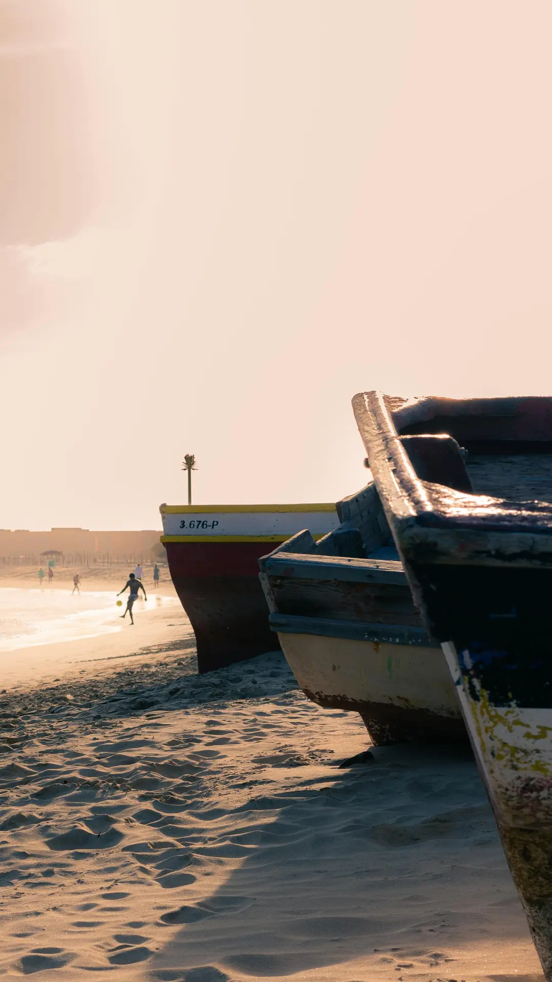 Barcos de pesca tradicionales en la playa de Sal Rei, Boa Vista al atardecer — foto de D. W. Hutch (Pexels)