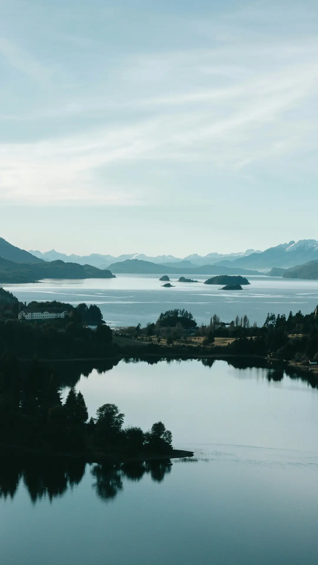 Vista panorámica de los lagos y montañas en San Carlos de Bariloche, Río Negro, Patagonia Argentina — naturaleza escénica capturada por Malen Almonacid Trossi (Pexels)