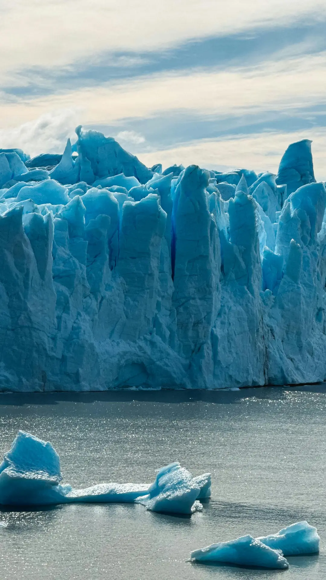 "Vista panorámica del glaciar Perito Moreno en la Patagonia argentina con cielo azul y mar helado — foto de Marina Zvada (Pexels)