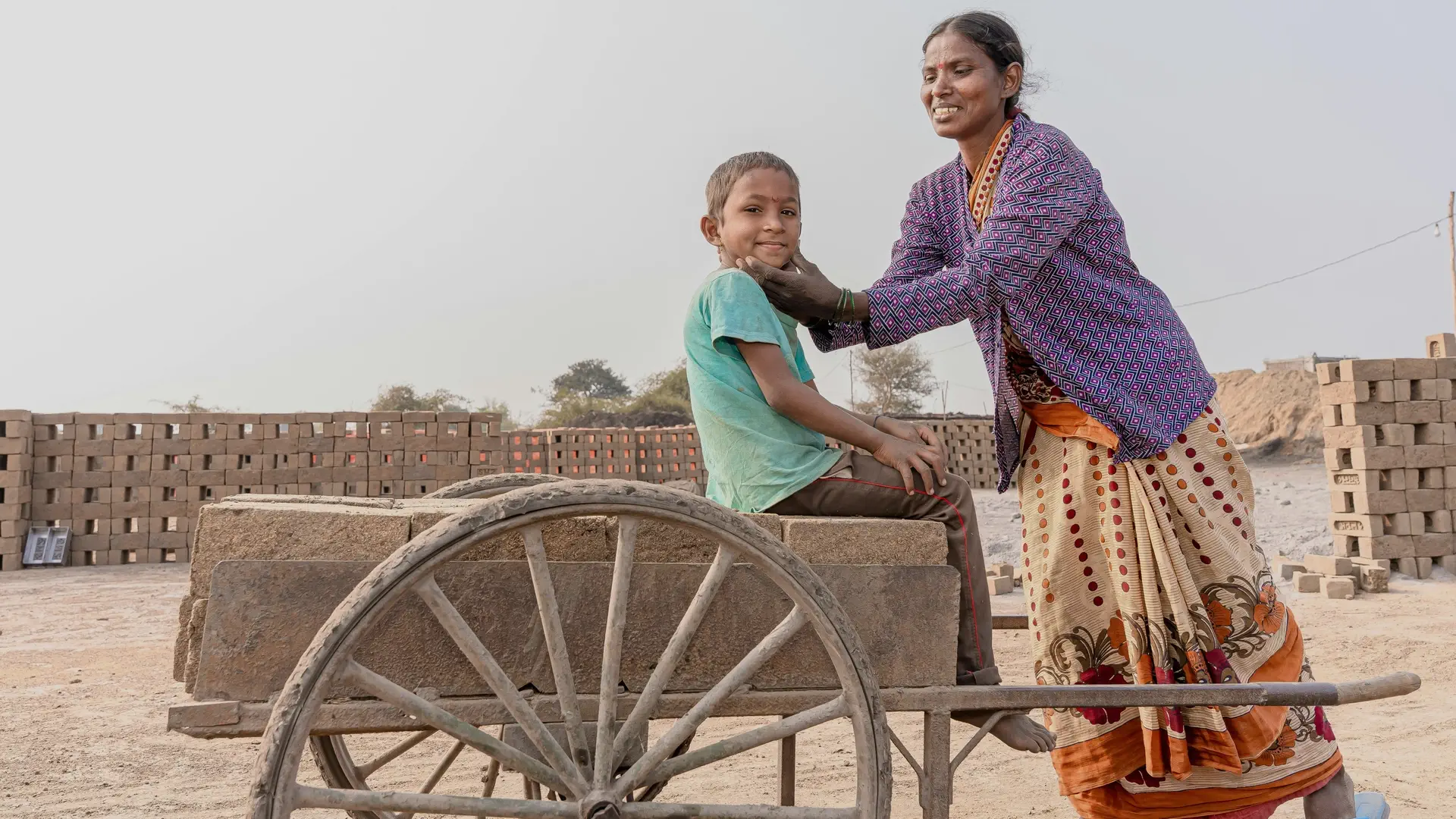 Una caricia de una madre a su hijo en La India.